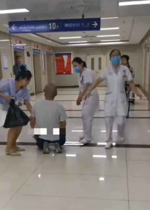 讽刺啊！2023年，80多岁老父亲得了脑溢血，老大和老三都要放弃，老二却交了5万