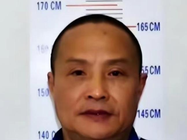 他身负灭门命案，逃亡18年不仅没被抓，反而洗白身份、混进体制当上局长。2016年