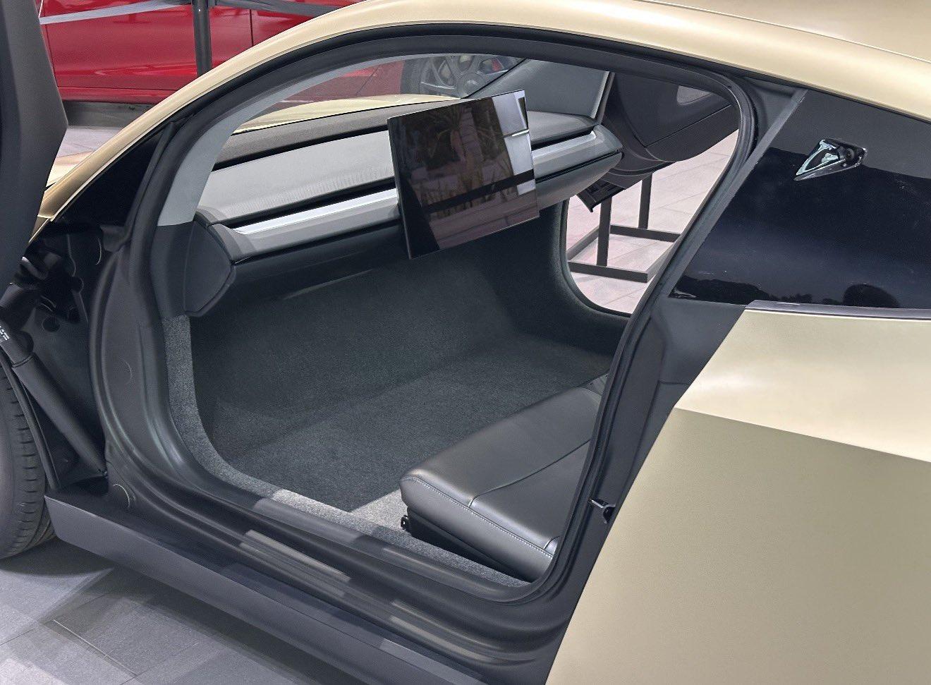 敢坐吗？特斯拉新车连方向盘都删了，安全全靠算法撑着特斯拉Cybercab正