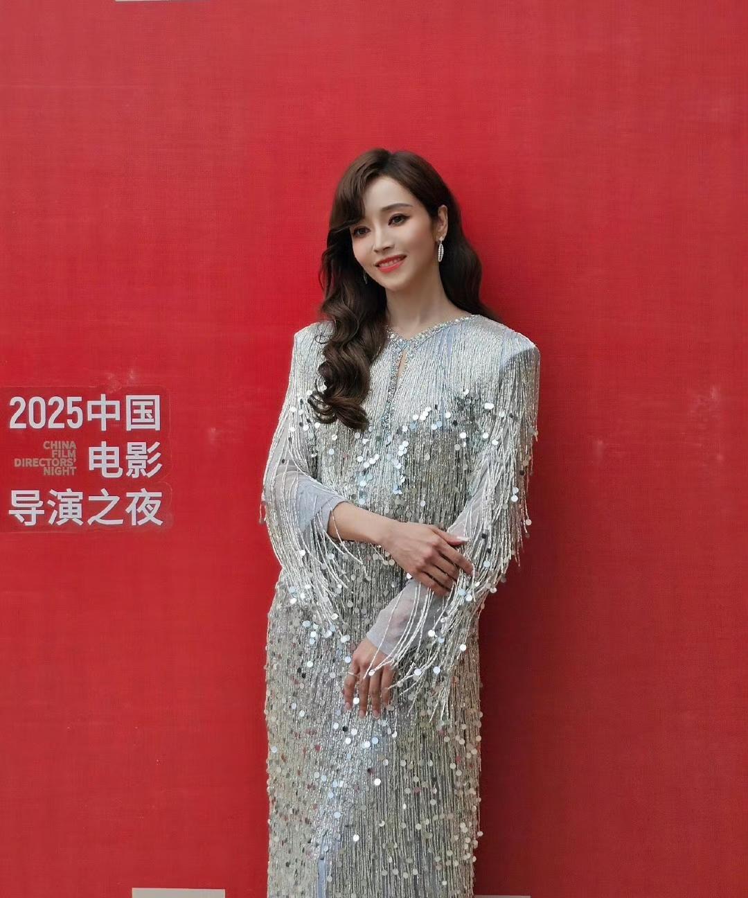 侯佩岑惊喜回归！一袭银色流苏长裙亮相中国电影导演之夜，裙摆摇曳间流光溢彩，既有标
