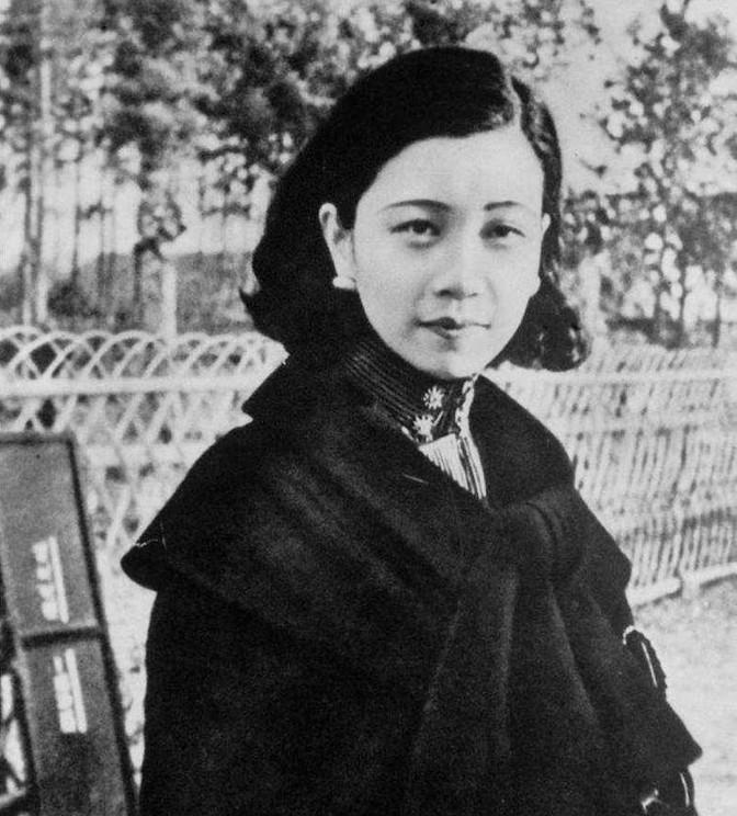 1940年，于凤至胸前严重溃烂，抛下丈夫张学良赴美治病。她憔悴走下飞机，正茫茫然