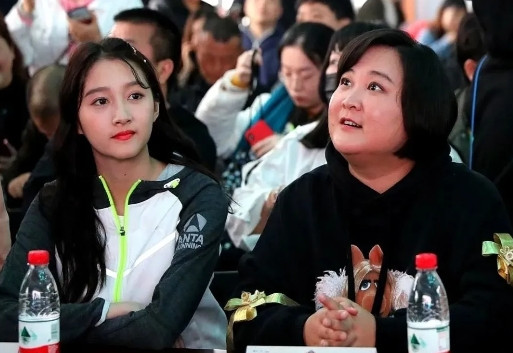 关晓彤和贾玲这两日闹得不可开交，以前两人可是一见如故，亲如姐妹，现在见面连招呼都