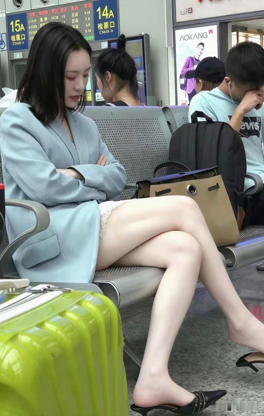 太真实了，在等高铁的美女，真正的素颜！