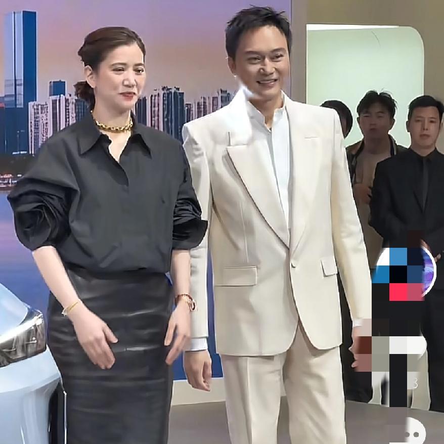 广州车展这一幕，惊艳了多少人张智霖袁咏仪难得同框，大家看的不是颜值有多惊艳，