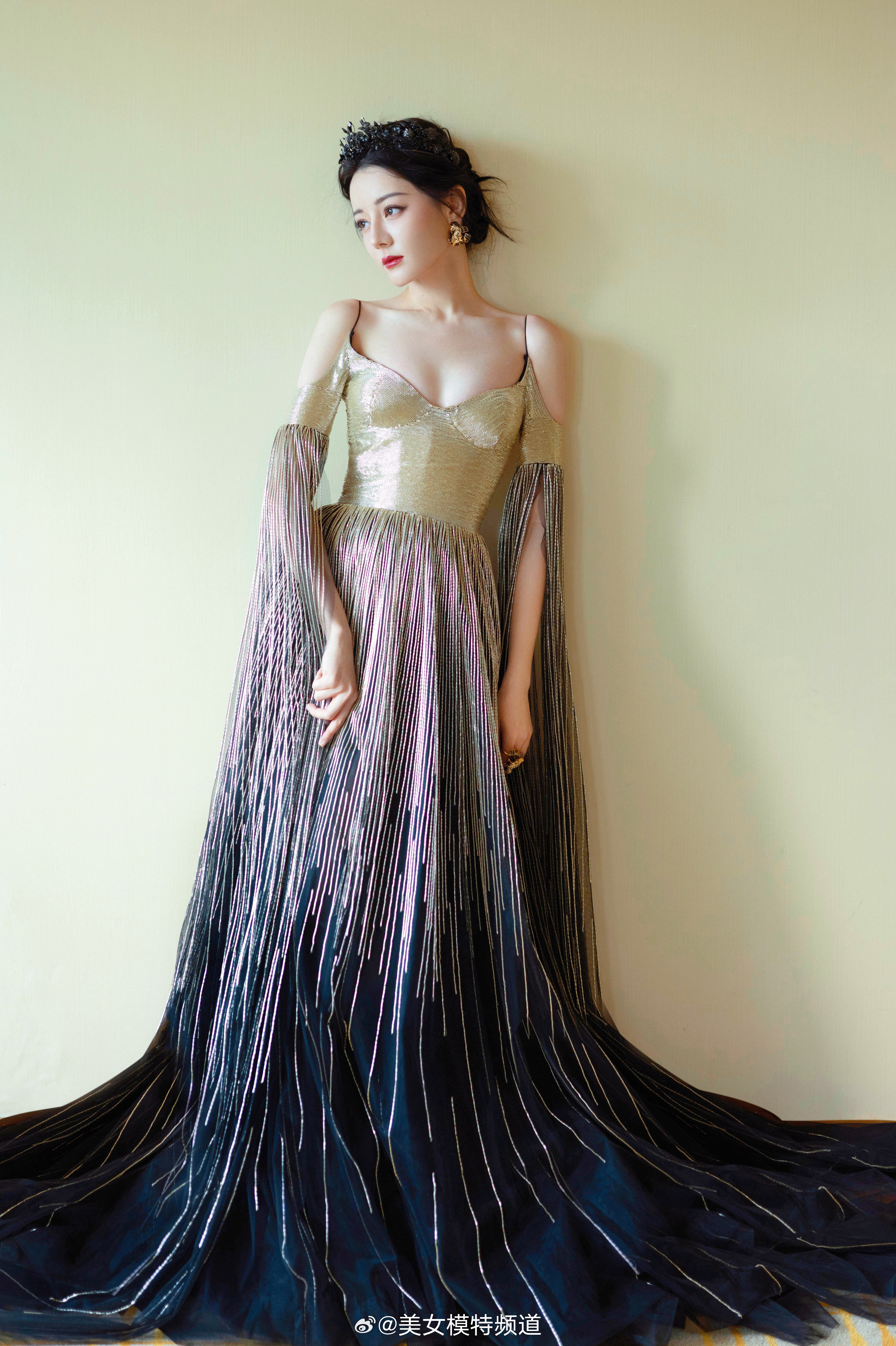 迪丽热巴鎏金薄纱吊带礼裙