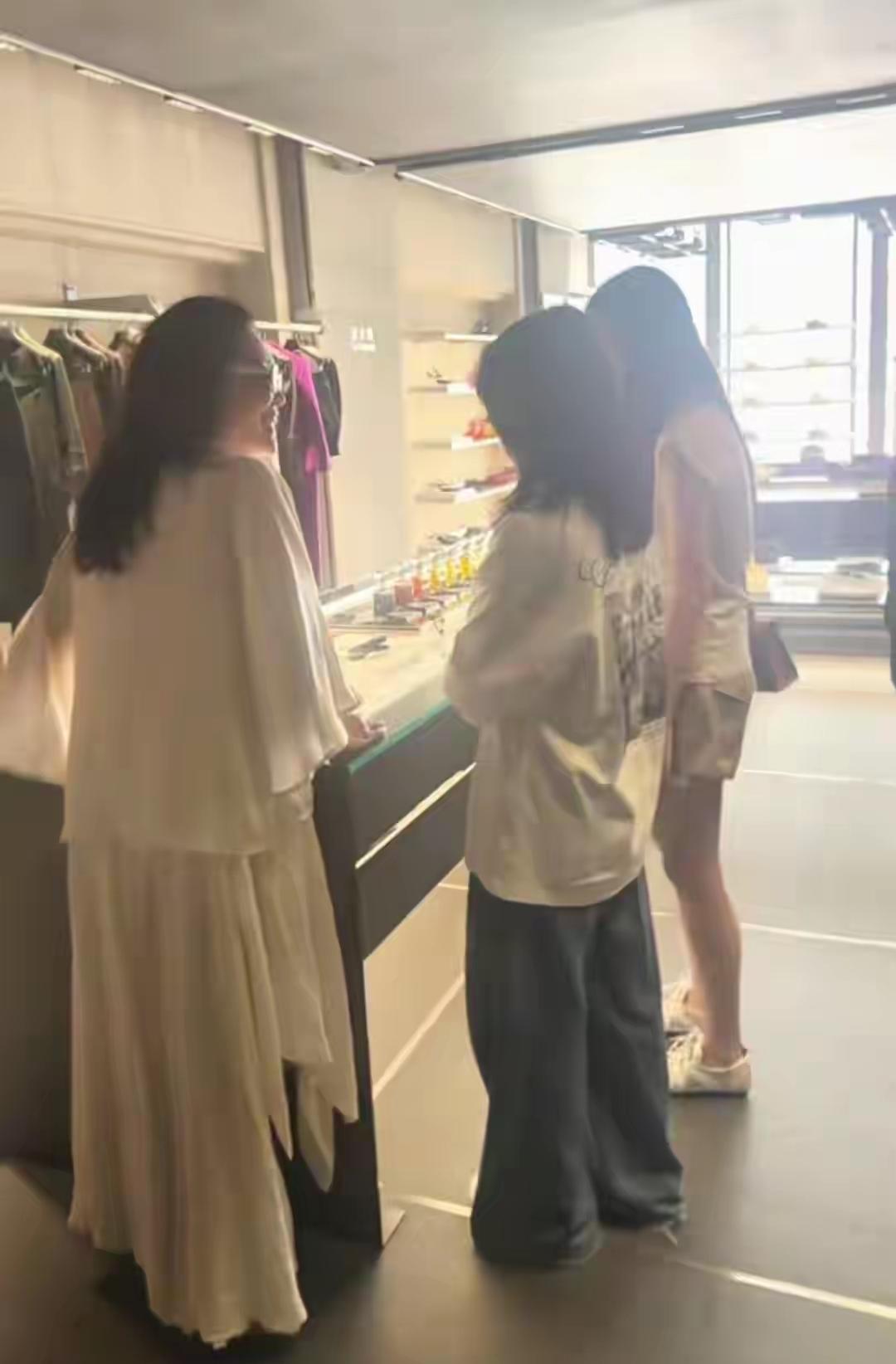 “太温馨了！”7月3日报道，大S的女儿小玥儿回北京过暑假的时候，张兰放下手中的生