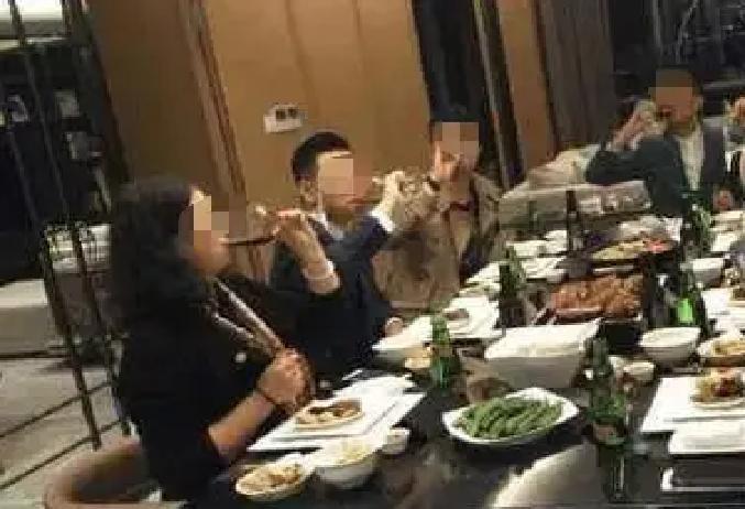 甘肃临潭，一男子带妻子去参加亲戚暖房酒宴，期间，邻桌一醉汉竟偷偷碰男子妻子腰部，