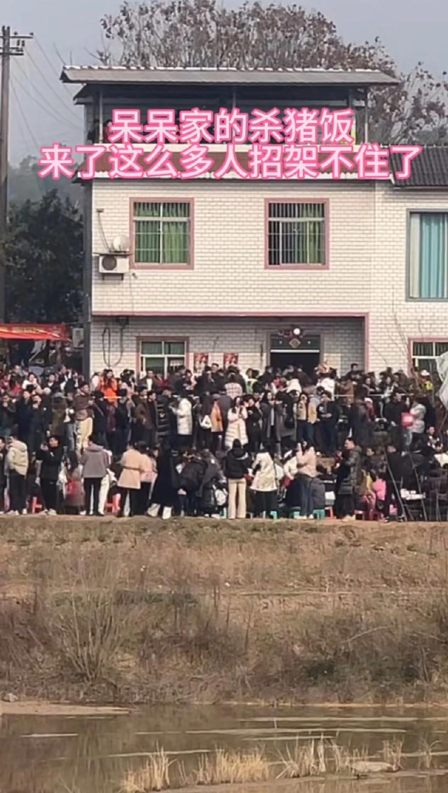 呆呆：妈呀，闯祸了，吓死我了！文旅：没事没事，稳稳接住了！警察：这人也太