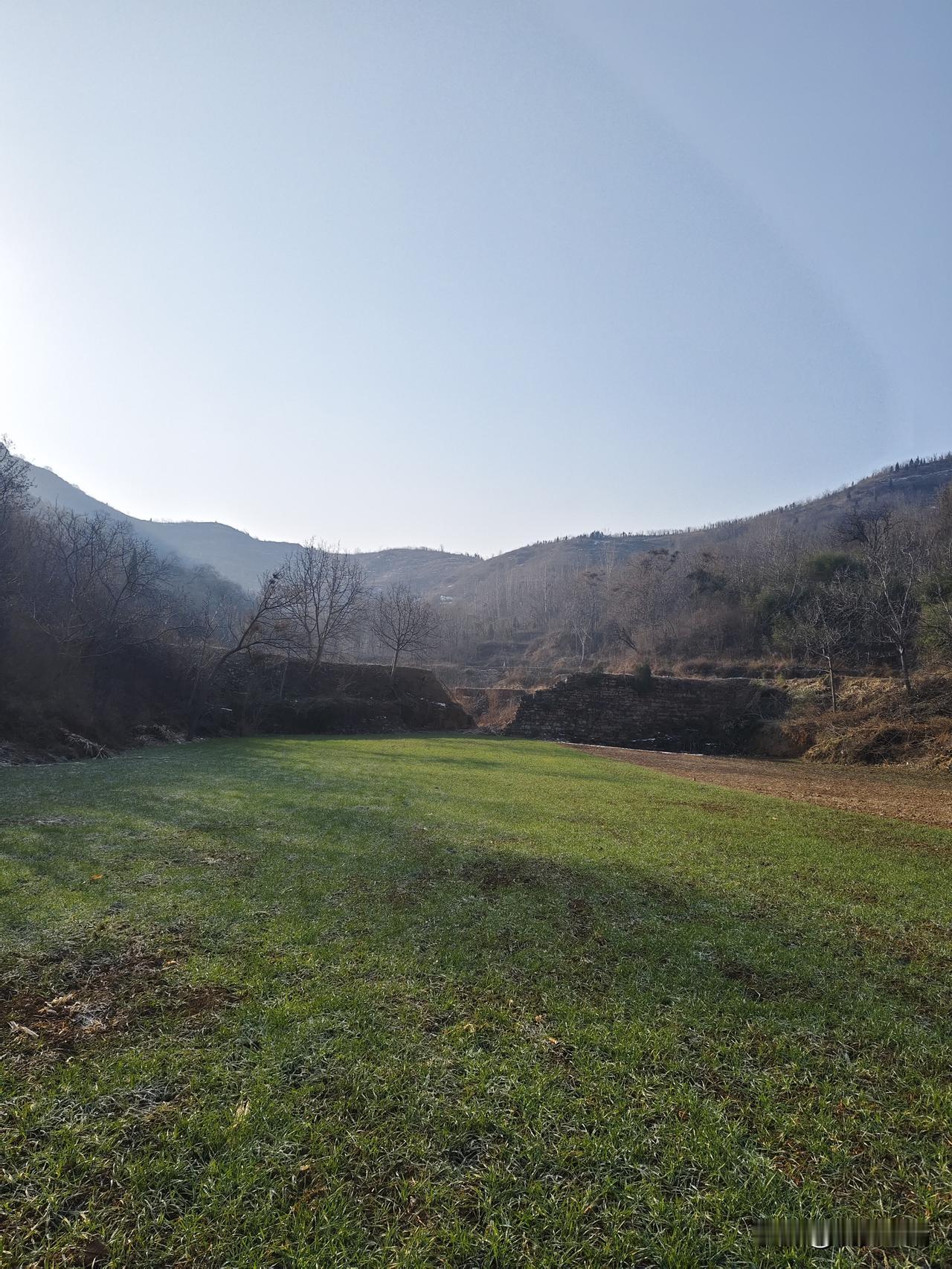 山坳里的冬日光景冬日的山坳，少了喧嚣，多了份清宁。暖阳斜斜洒下，给坡地上的