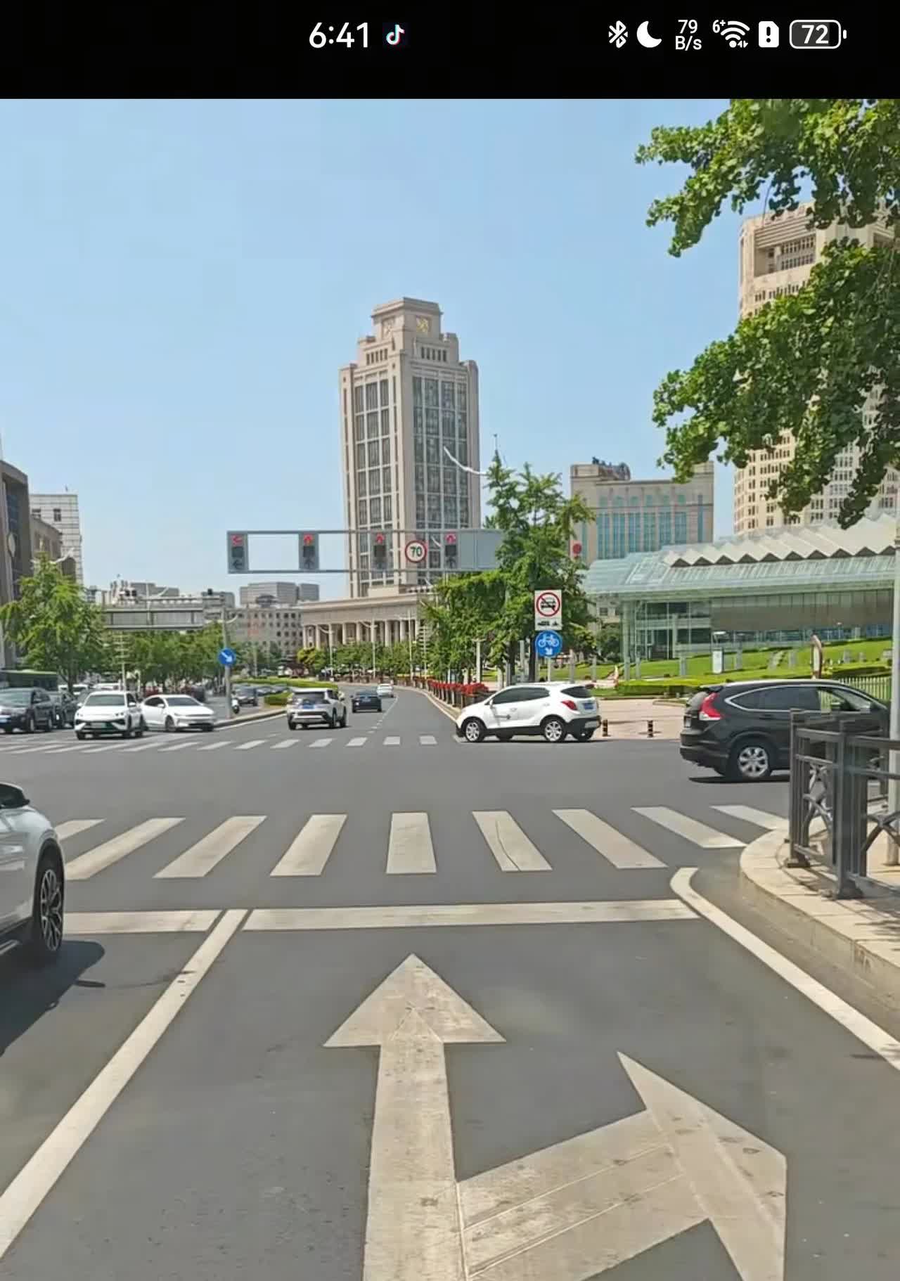这条车道可以右拐吗？十几万网友都无法确定！一北方的小伙开车经过一条路口，此时