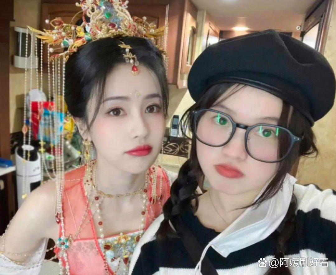 1.白鹿的助理呵呵，现已任职于白鹿的新工作室担任经纪人。她早在几年前就考取了经