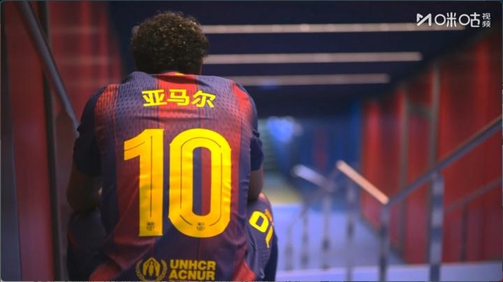 巴萨穿印有中文字样的球衣上场比赛，以庆祝中国农历春节。就连赛前的海报上都有马年的