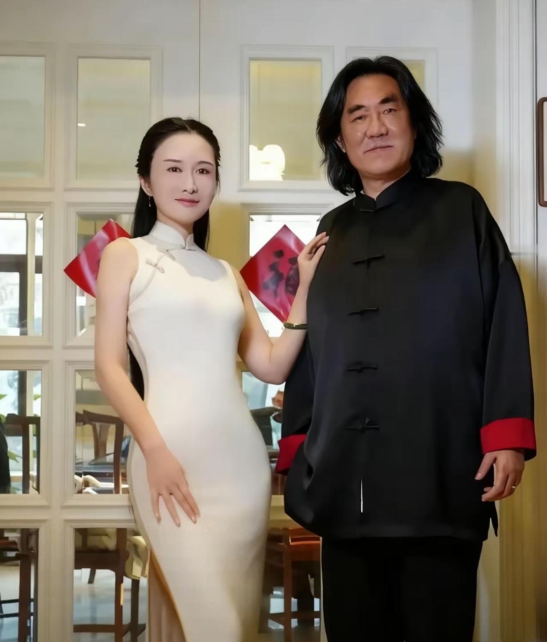 张纪中导演最近晒出和杜星霖的合照，变化真不小。剃了胡子、染黑头发，一身黑衣显得人
