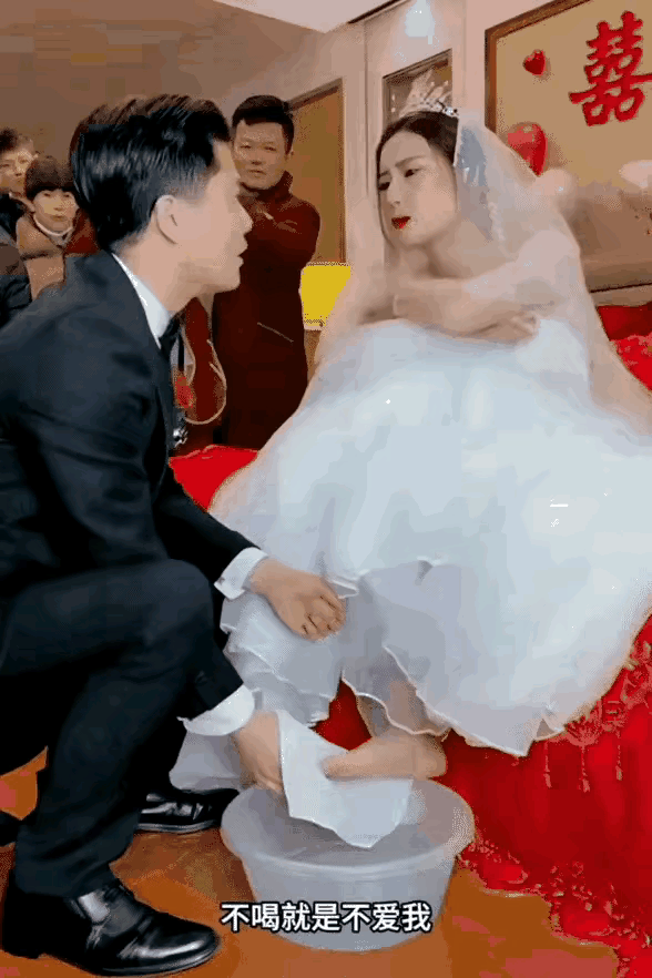 结婚是人生大事，婚礼当天应该高兴才对，虽然很累，但是新娘不知道什么原因絮絮叨叨没
