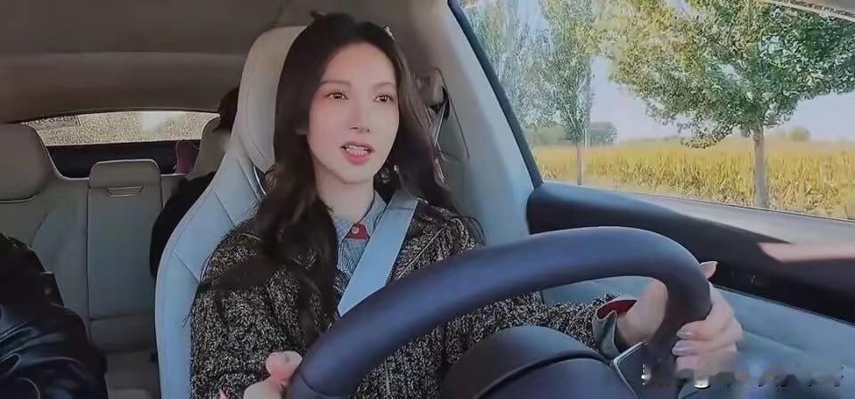 刚刚看了警方关于金晨开车肇事让助理顶包的通报，还原了部分事实，我不敢说全部，警方