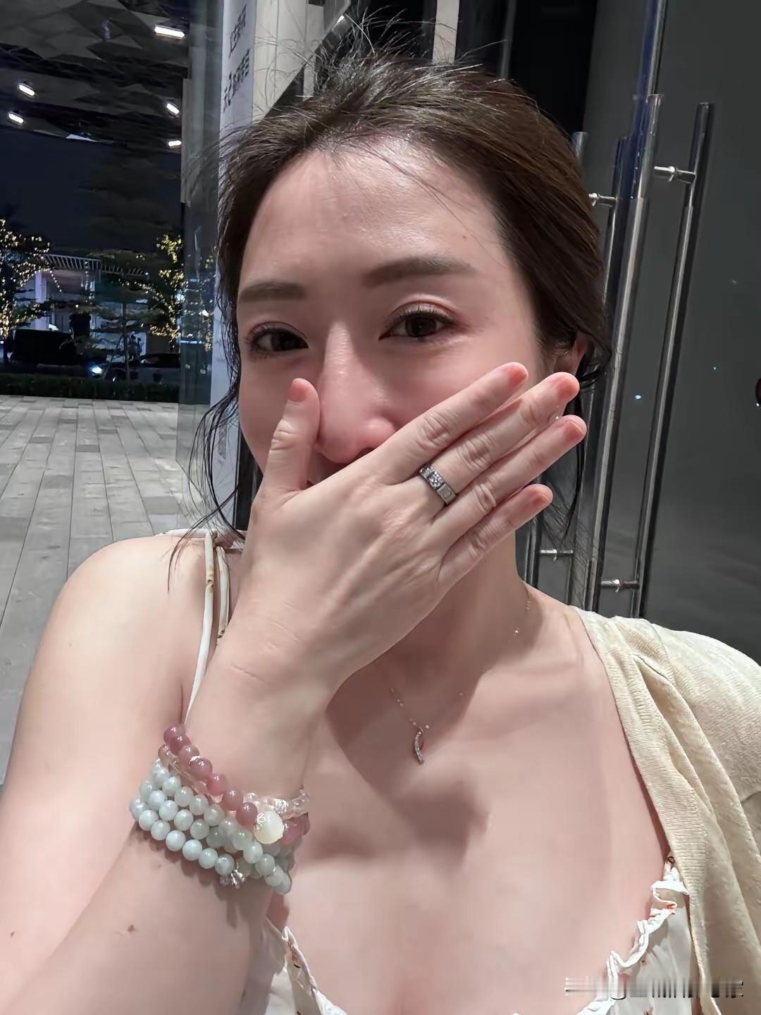 四十岁的年纪，镜子会告诉你答案——眼角细纹偷爬上来了，可心里还住着那个爱穿白裙子