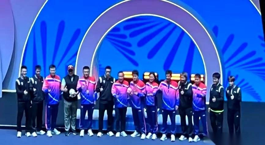 冠军是樊振东的，聚光灯是他的，整个世界都是他的。但等人都走得差不多了，上海队的