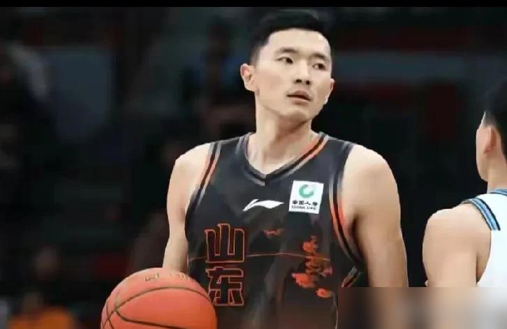 550万顶薪签下的神射手，突然不会投篮了。他把球举过头顶，那个曾经闪电般出手