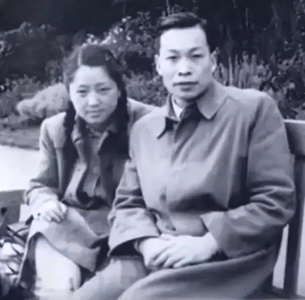 1978年深冬，北京西单菜市场里在冬笋摊位前，一位穿着洗得发白棉袄的老太太停下脚