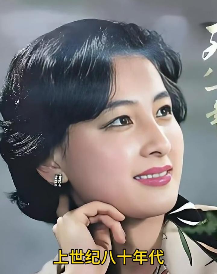 这张老照片摄于上世纪八十年代，她长相淳朴，气质大方，看着就亲切实在。在那个无美颜
