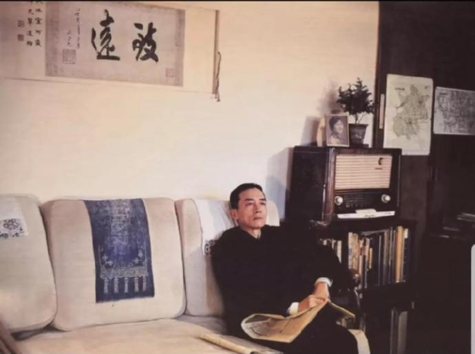 拍摄于1962年，梁思成在家中，唱片机上放着林徽因旧照，沙发上方是其父梁启超传下
