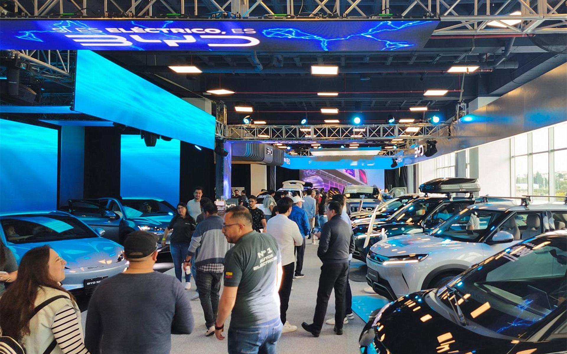 新能源车市迎里程碑！比亚迪月销44万辆领跑，智驾数据日均破亿公里