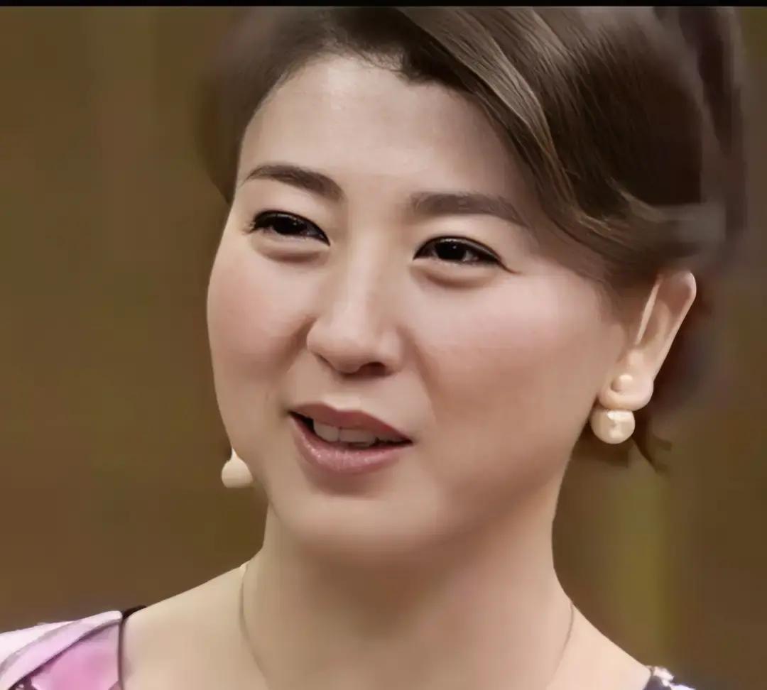 明星住上亿豪宅，却喊吃不起饭真事。去年北京朝阳区，某一线演员直播说房贷压到