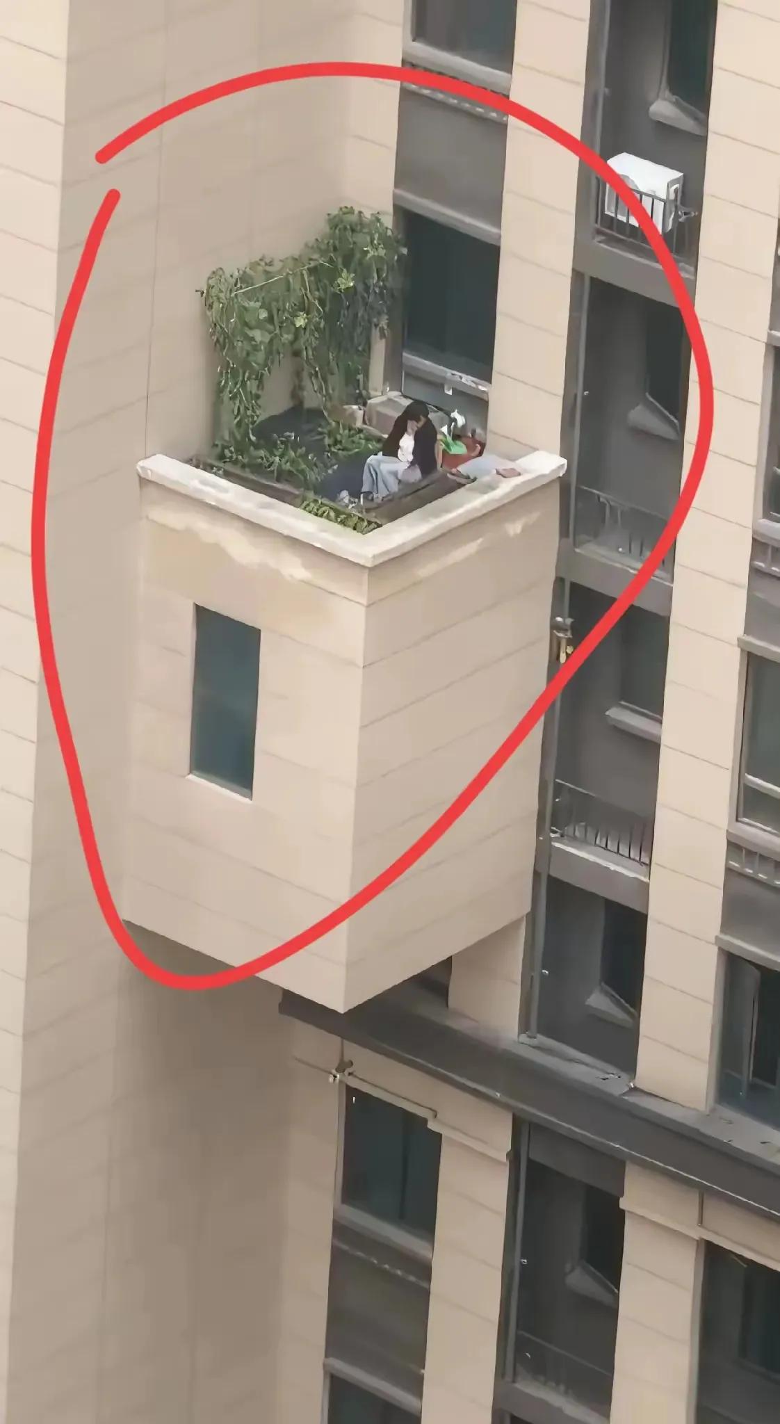 胆子可真不小啊。这可是十几层高呢，这样的环境着实惊险刺激，这女人也太大意了。物业