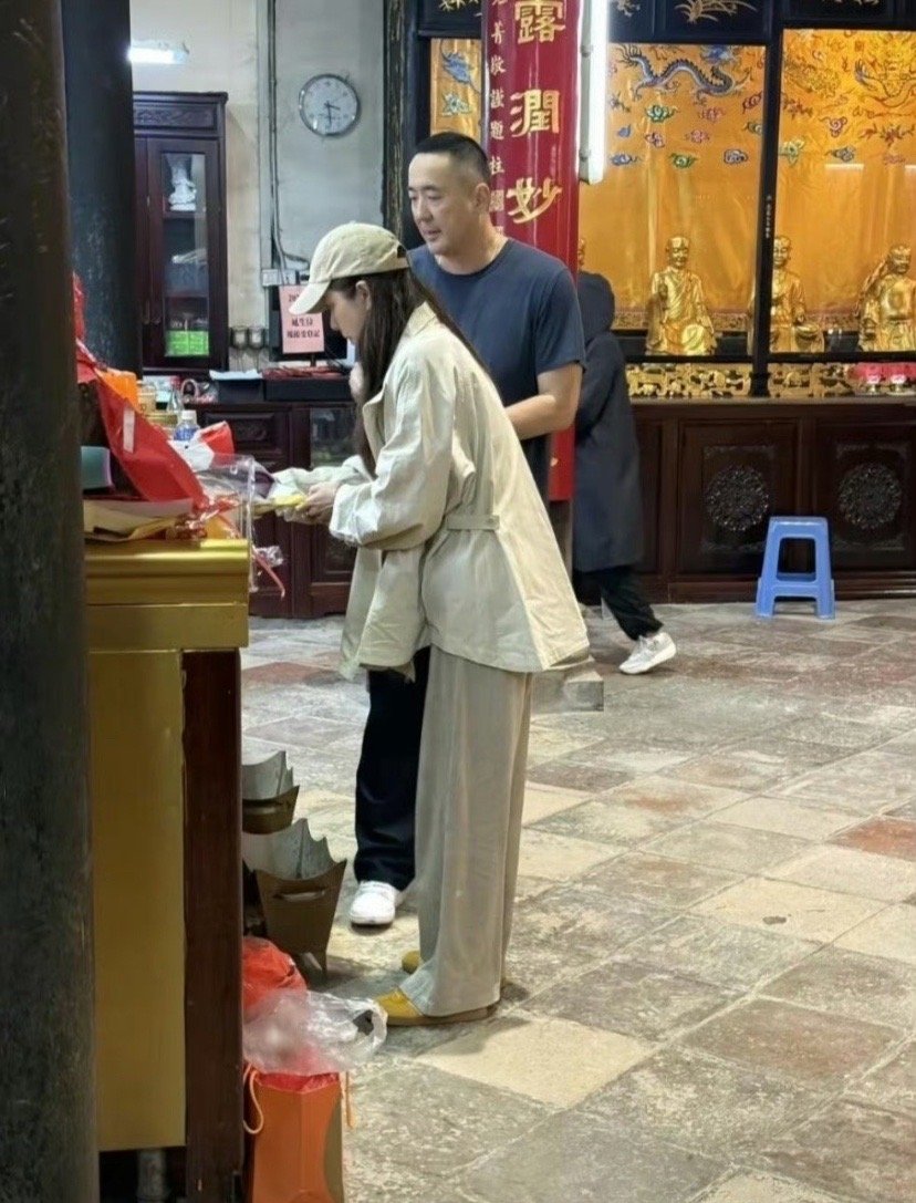 在澳门观音堂偶遇曾黎和男友王子鸣烧香祈福，她一身素净穿搭，专注又虔诚，男友全程温