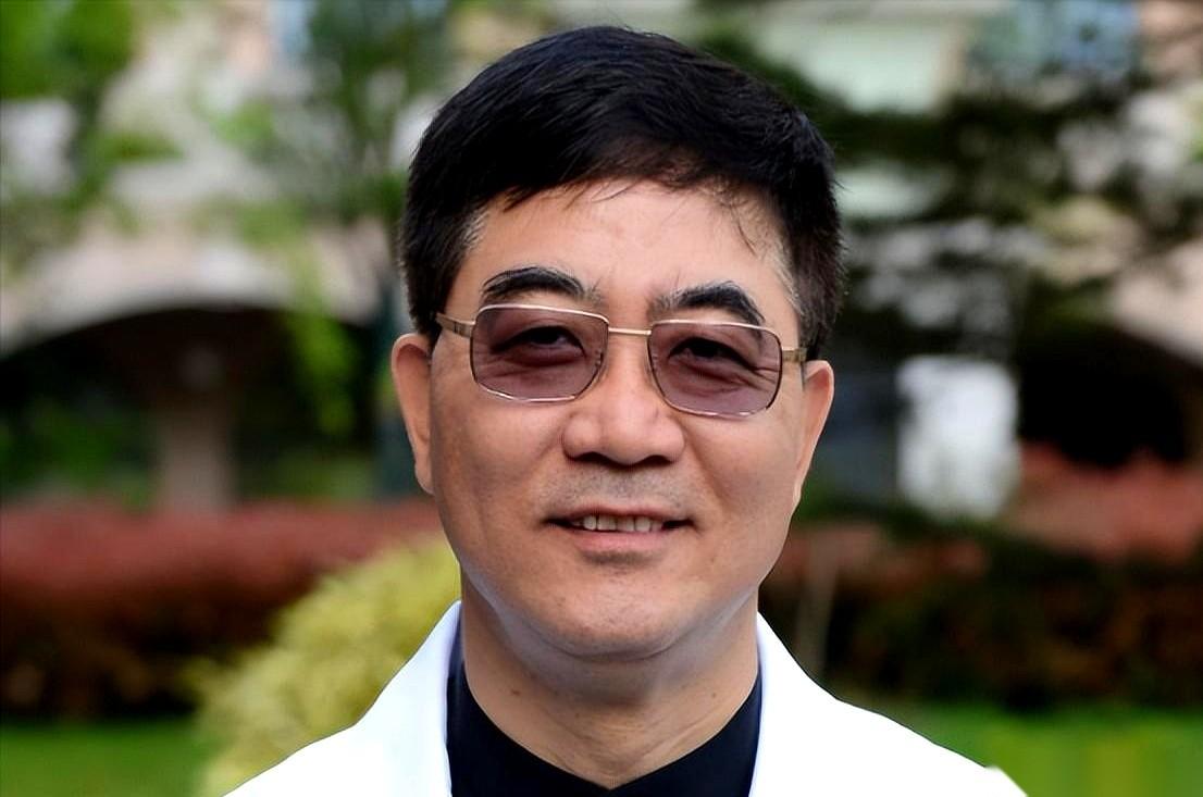 顶尖的心脏外科医生，在给一个19岁姑娘做手术，最要命的关头，手，突然开始抖了。