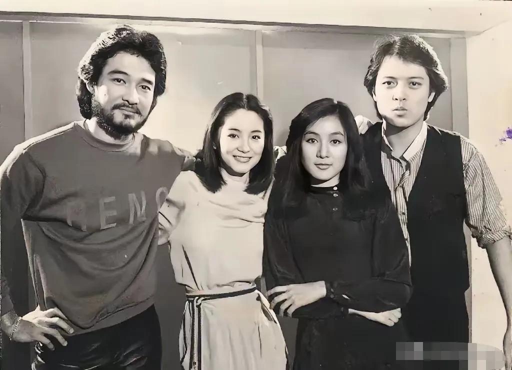 这张老照片里全是大明星，其中有一位是费翔，大家猜猜是哪一位？