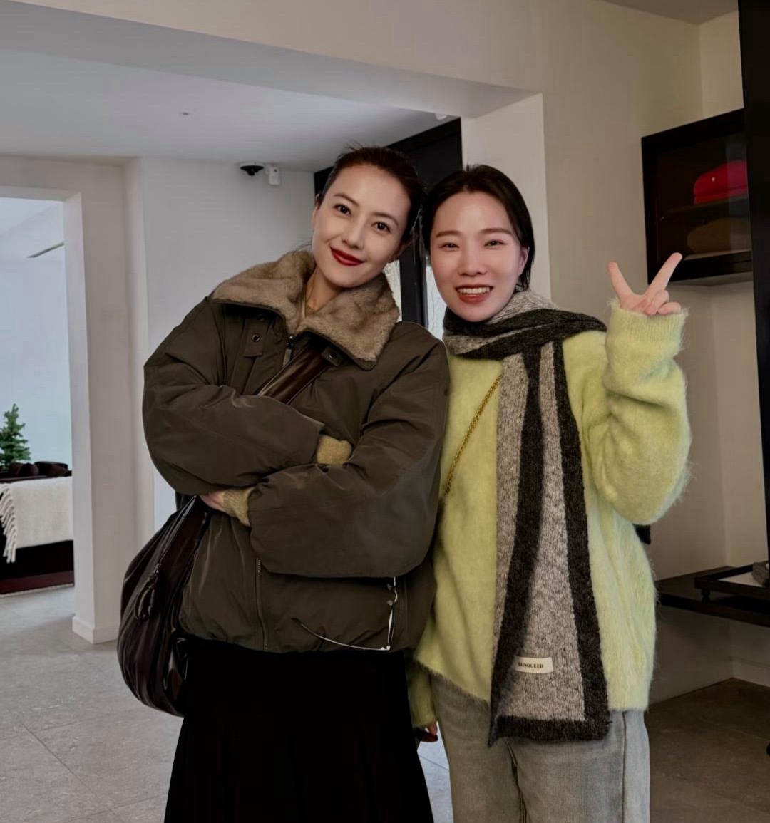 46岁高圆圆现身韩国一家服装店购物，她挽着发髻，穿着贵气十足，状态太好了！她真的