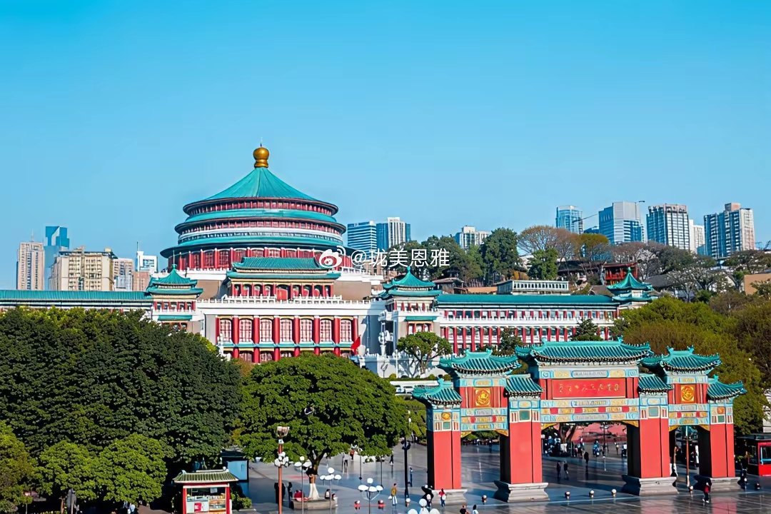 重庆人民大礼堂撞脸天坛？并非抄袭，是独属于山城的中式浪漫