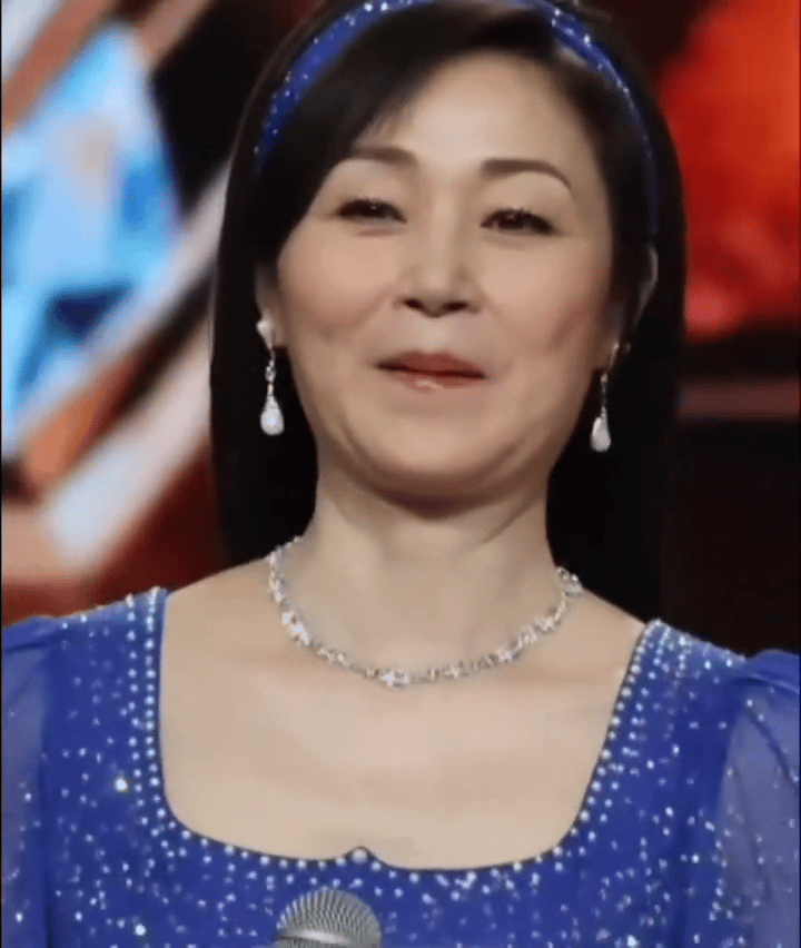 别说吴千语了我也没想到你们宁可选老了的万绮雯也不接受年轻的吴千语55岁万