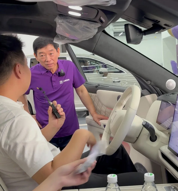 #长城汽车#董事长魏建军假期赴宁波亲自交付，倾听车主建议。一位老车友十年入手5辆长城车，赞品质靠谱、