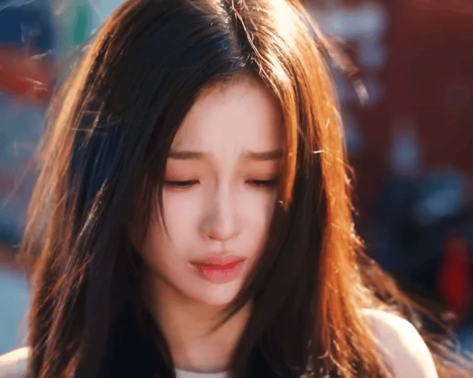 虞书欣几场哭戏情绪差异《双轨》里姜暮的哭戏细品起来都好不一样，崩溃的、心疼的、