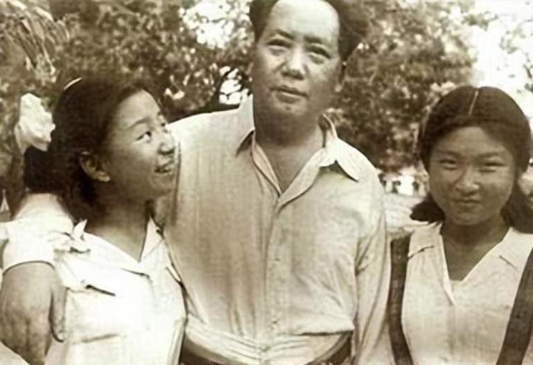 76年毛主席逝世，李敏排队瞻仰父亲遗容，碰到妹妹李讷后眼含热泪“姐姐，你也来