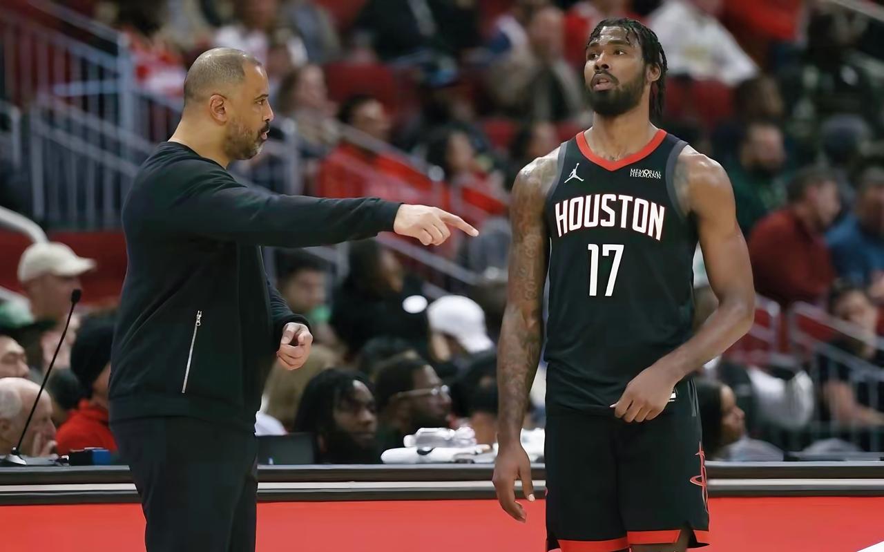 阿门补篮反绝杀热火，火箭背靠背赢下比赛，其中两人表现糟糕透顶一言难尽，来看看球迷