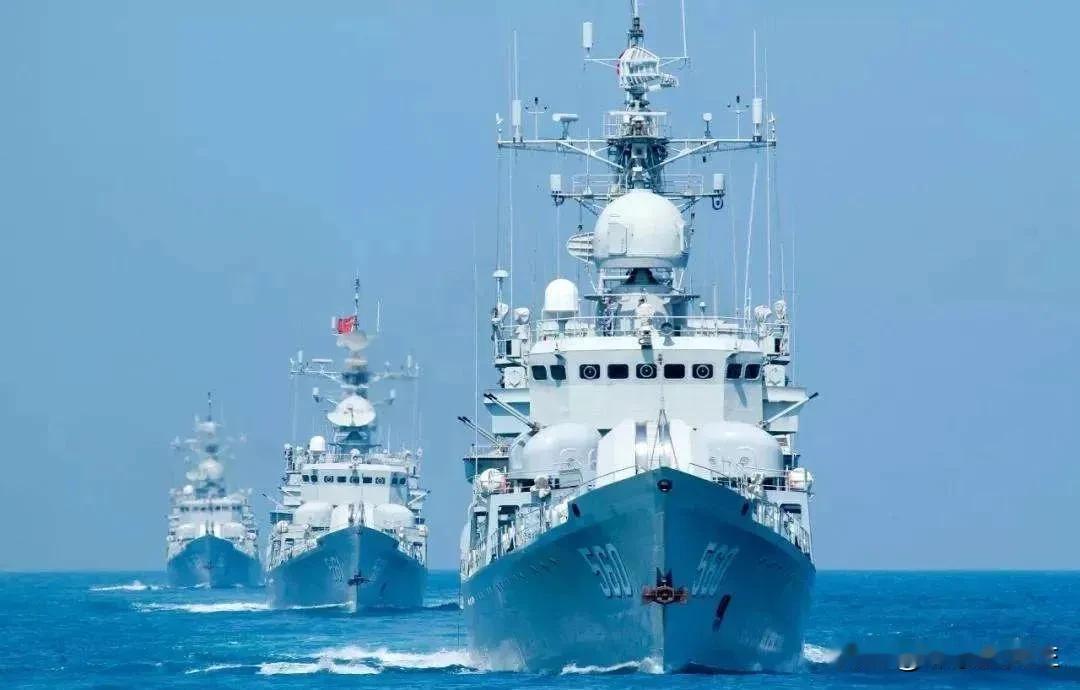 百余艘解放军和海警舰艇集结东亚海域?欧媒报道，中国正在东亚海域部署大量海军和