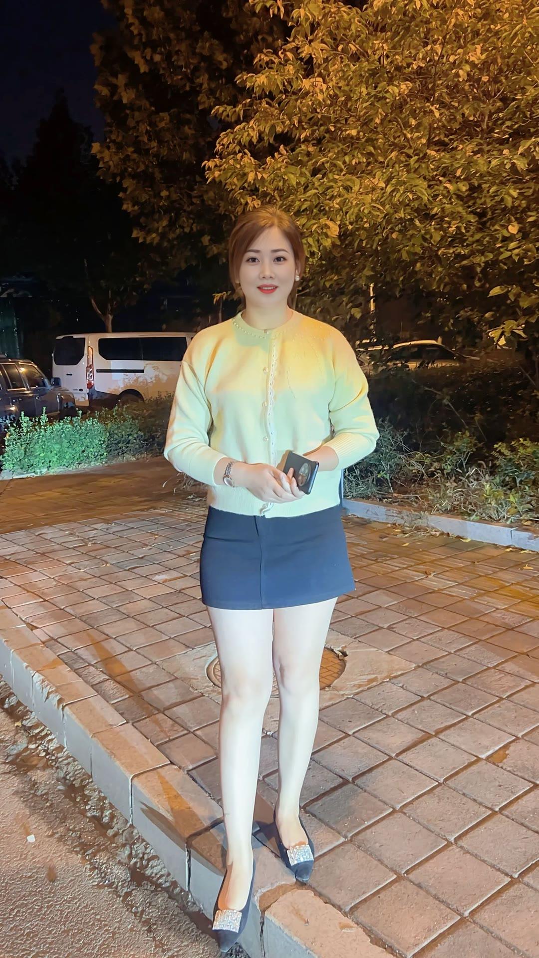 你是我生命中最珍贵的存在，你的爱如同温暖的阳光，照亮我前行的道路，让我感受到无尽