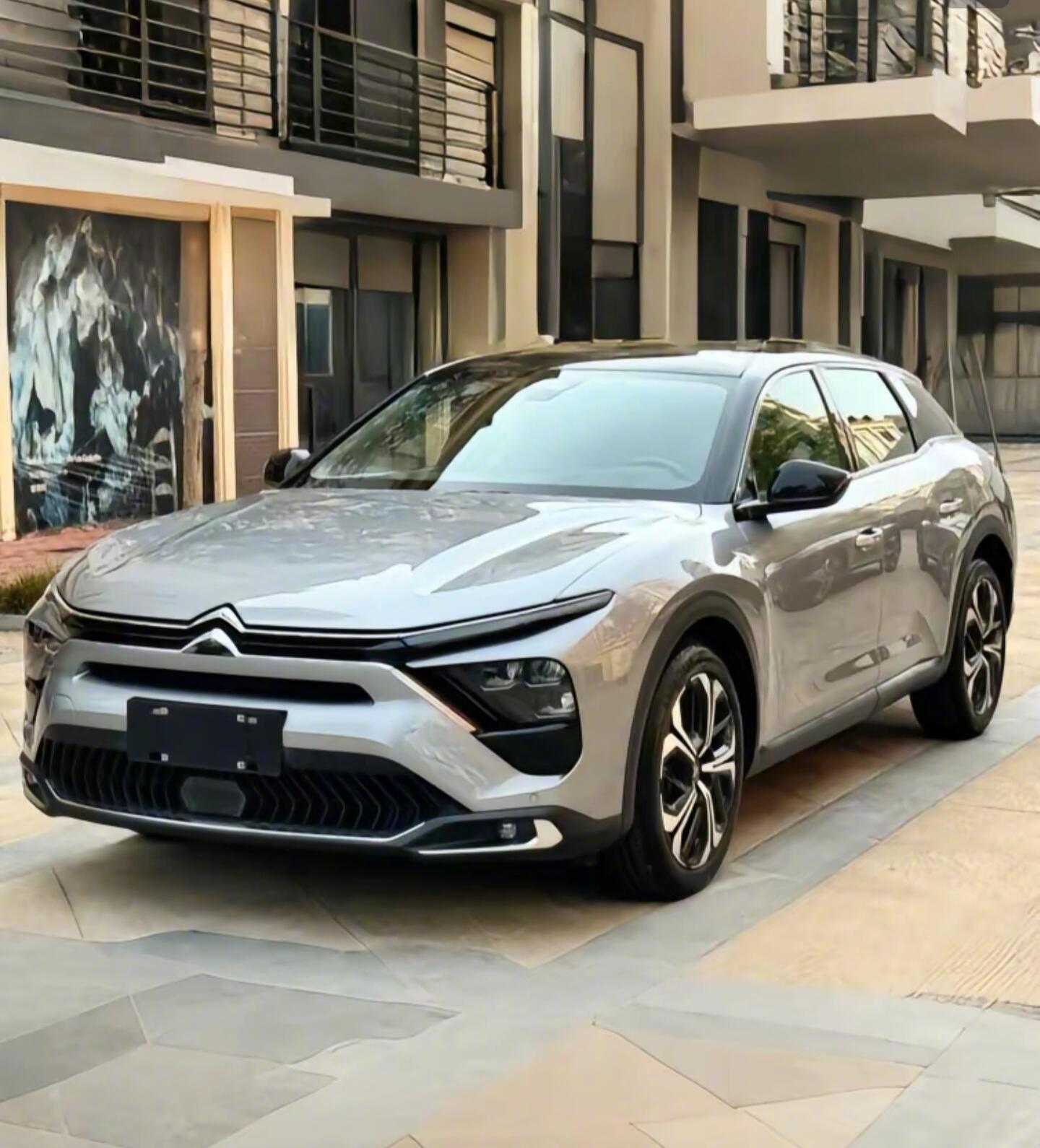 凡尔赛c5x🚘1️⃣外观：前脸“X”形日行灯够犀利，尤其傍晚亮灯时，透着股科幻