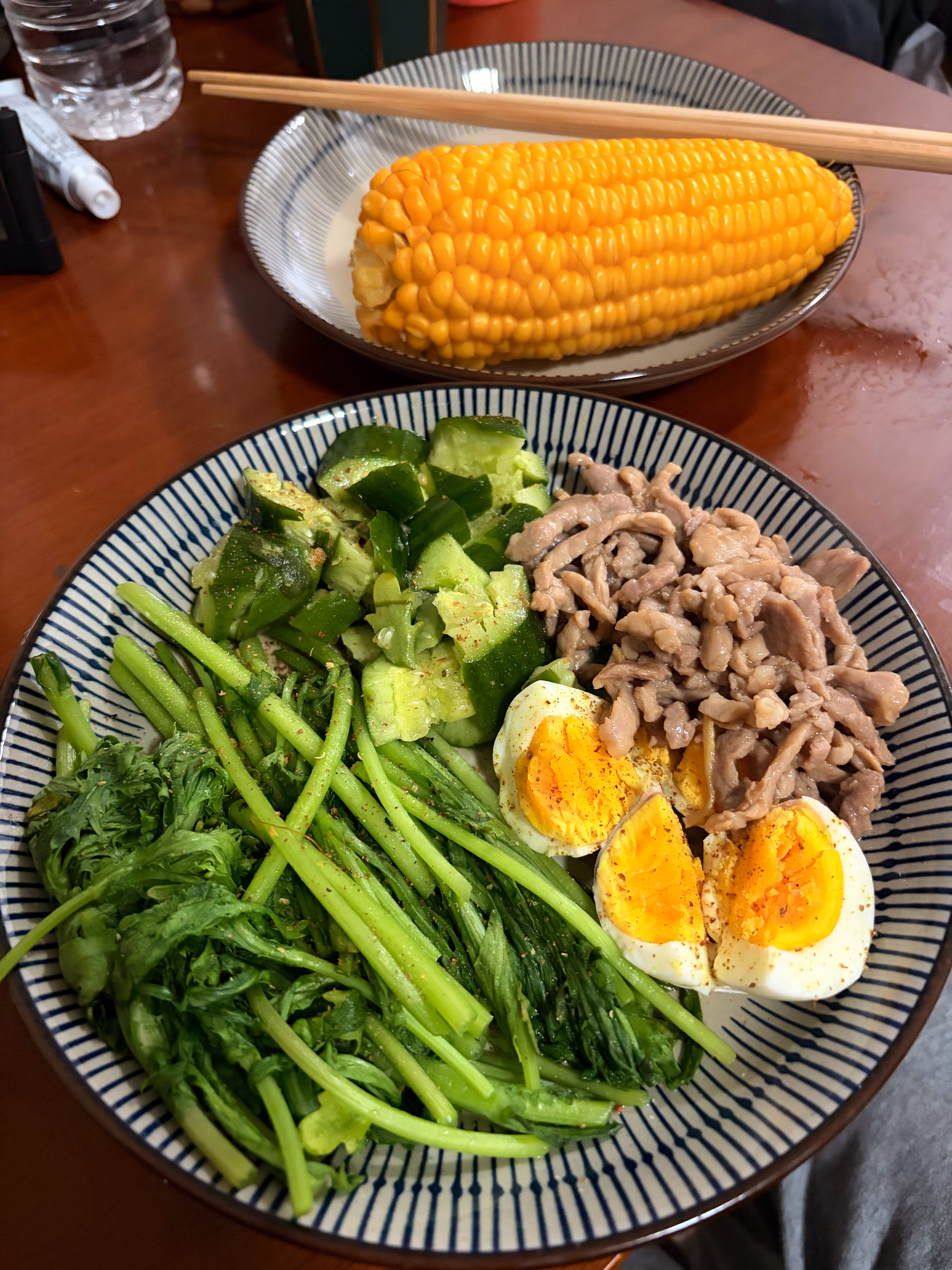 今天晚饭吃的啥？1些茼蒿1根黄瓜1根玉米1些炒瘦肉1个鸡蛋说好减脂的来打卡了，第