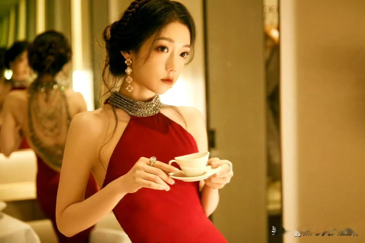 怎样才算漂亮女生？希林娜依高给出了她的答案。她的红裙造型，简直将火红热烈、浪漫