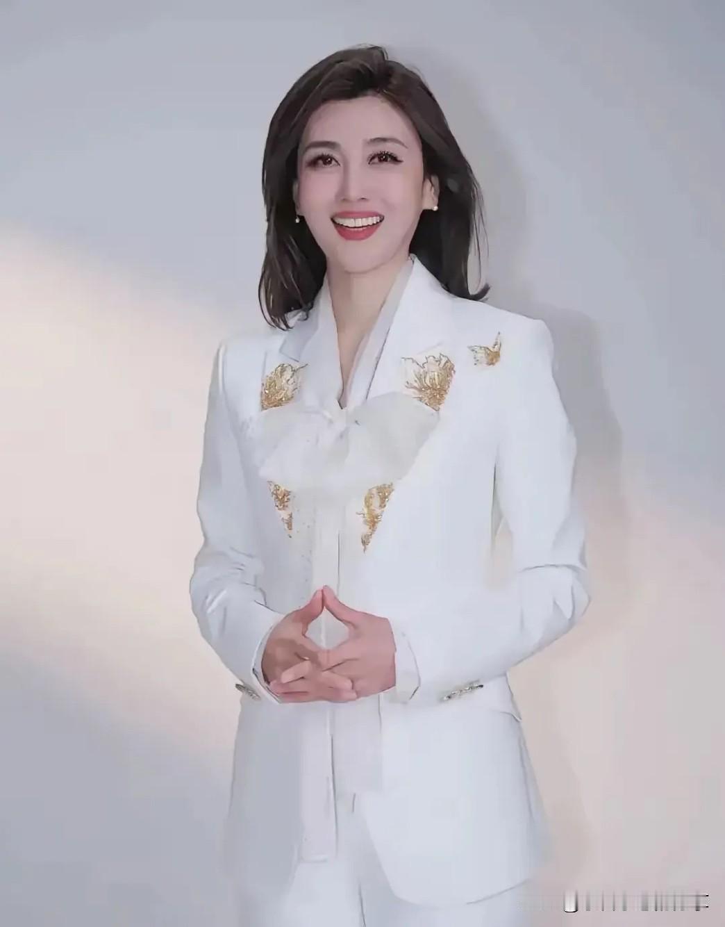 央视最美的女主持人，当之无愧的央视一姐，就算是周涛和桑晨来了也没有她好看。你