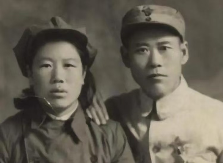 1949年7月，一位面黄肌瘦的女乞丐，来到了湖南平江县委大院门口，站岗的小战士没