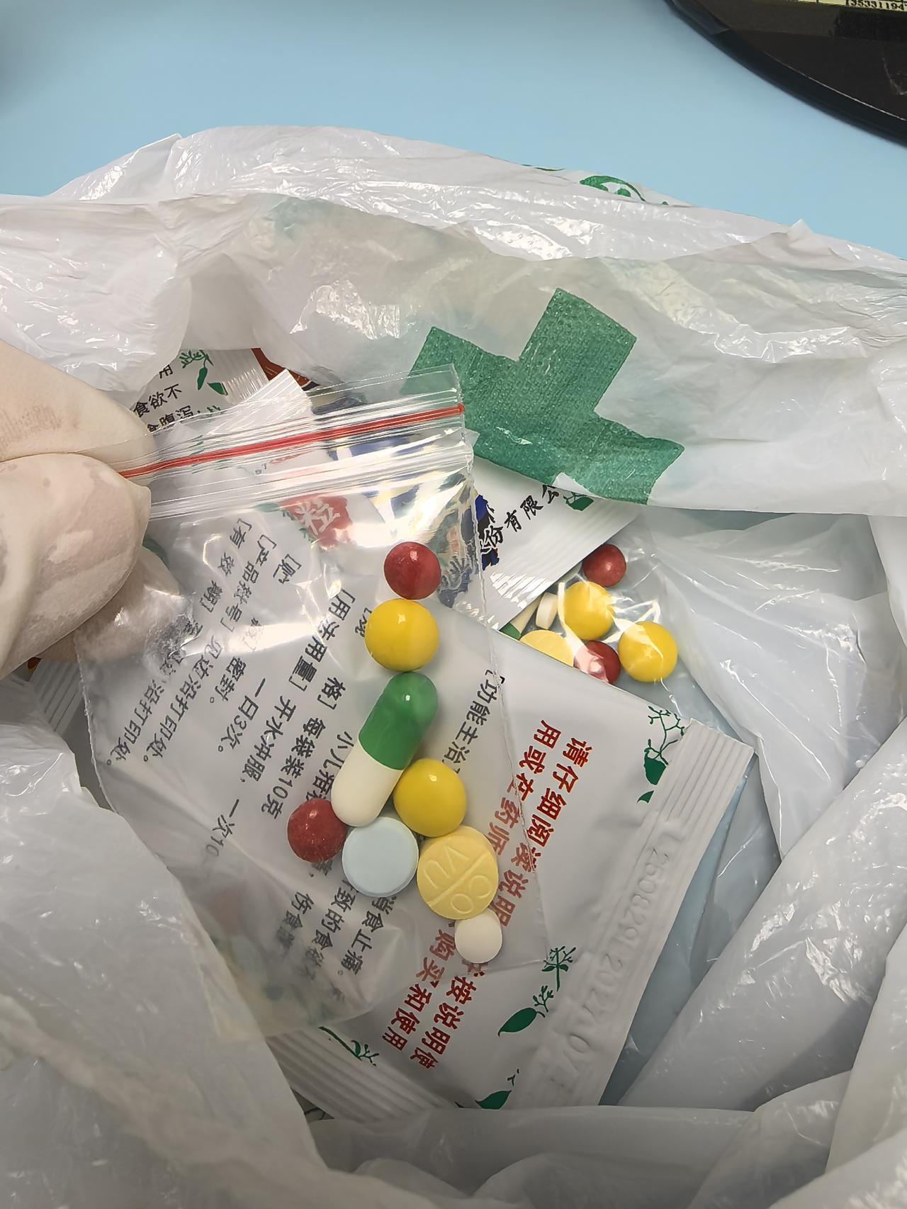 今天出门诊，接诊了一位上吐下泻的孩子。考虑是诺如病毒感染，急性胃肠炎。说