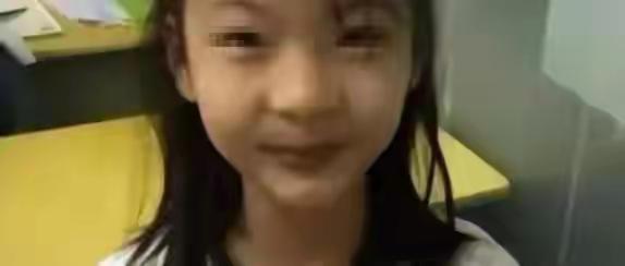 在一个平凡的小学里，发生了一件令人意想不到的事情。一个普通的小学女生，因为她那简