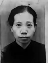 1938年冬，一位母亲带着儿子一起报名黄埔军校。招生负责人对母亲说：“你年龄超了