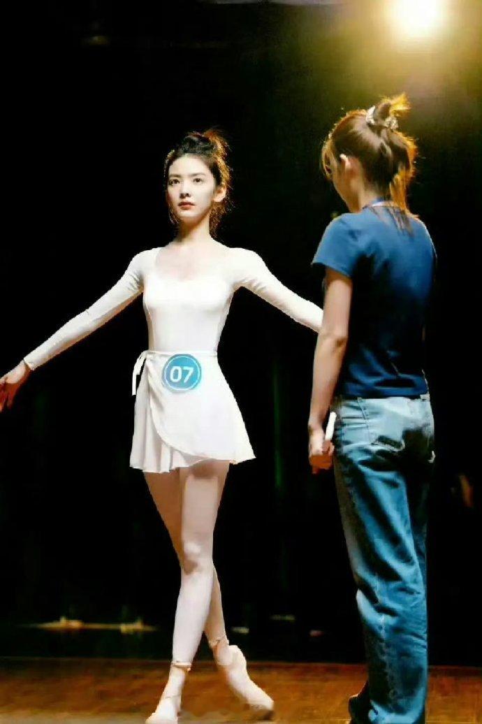 章若楠拍难哄时体重据说只有82斤，这身材绝了