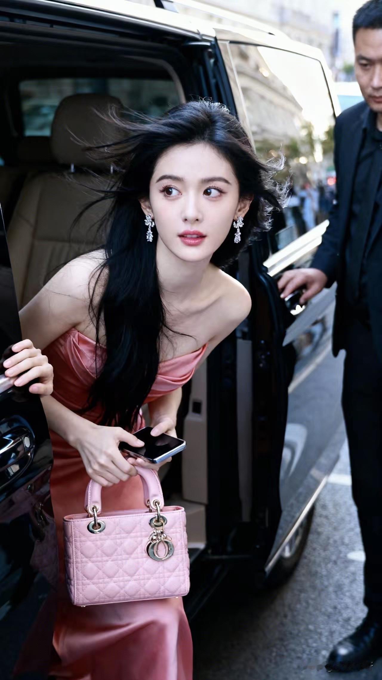 优雅出街，粉色手袋与晚礼服相得益彰，时尚嫩粉色礼服！👗👜✨